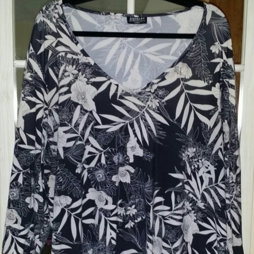 V-neck Black and Whie Blousr